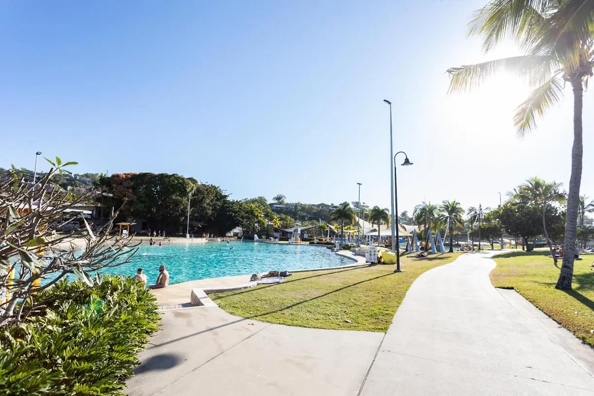 3 Bedroom Ultimate Luxury Waterfront Cannonvale 0*,